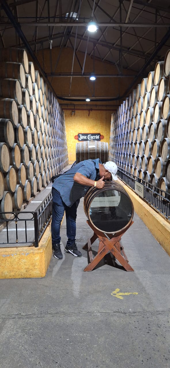 Pasillo de barricas en destileria de tequila